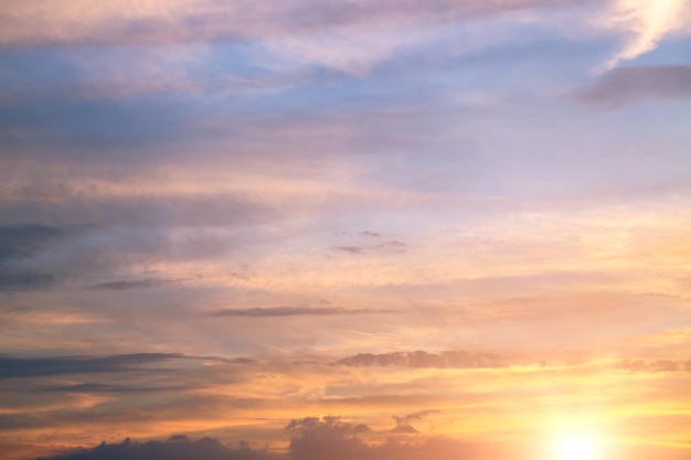 夕方には雲のある空に美しい明るい夕日