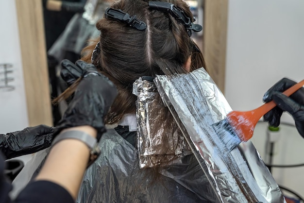 Foto la bella mora è venuta in salone per diventare bionda durante la pandemia