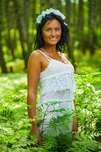 Photo beautiful brunette in forest