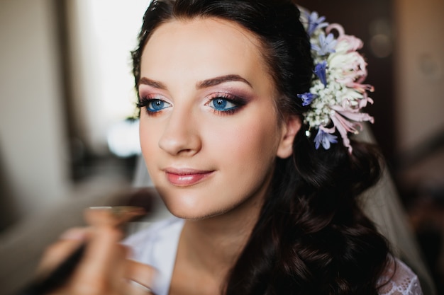 Foto bella ragazza castana, sposa, trucco alla moda