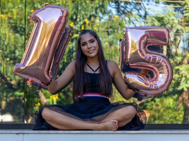 Photo beautiful brunette girl celebrating 15 years of life, debutante.