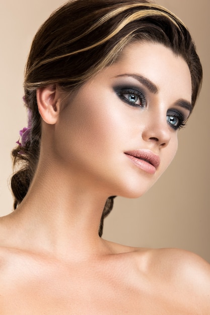 Photo beautiful brunette girl with evening make-up