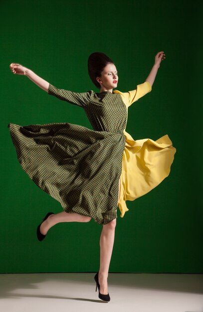 Photo beautiful brunette in gorgeous dress, motion shot