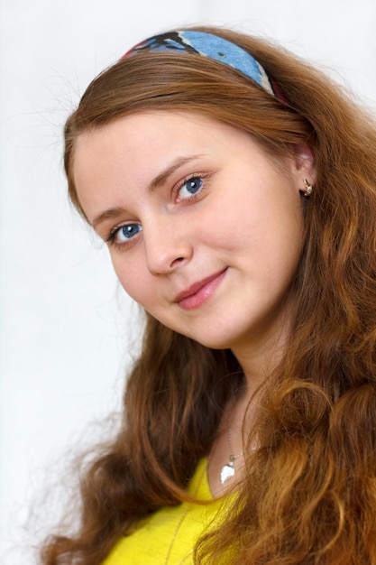 Photo beautiful brunette smiling girl with long red hair