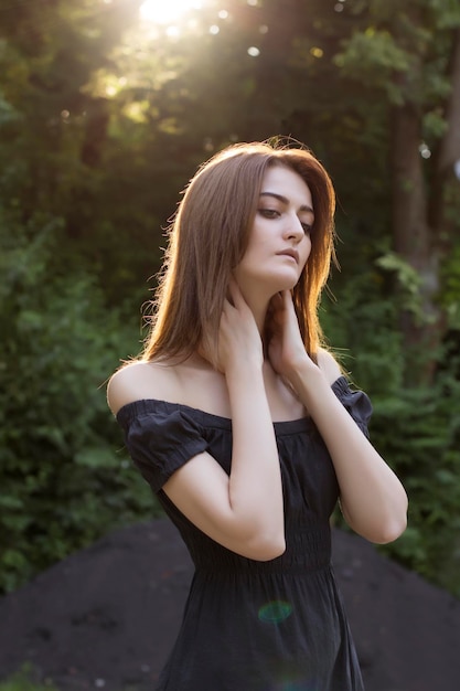 Bella donna bruna in un raggio di sole