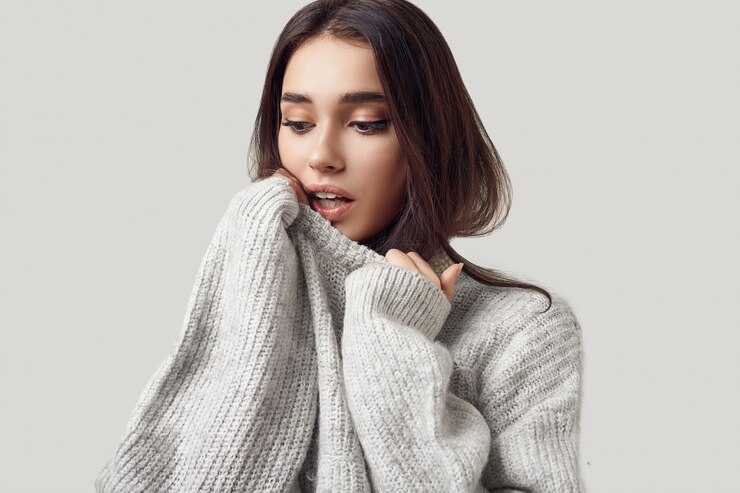 Photo セーターのポーズで美しいブルネットの女性