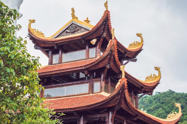 베트남 푸꾸옥 언덕에 있는 아름다운 불교 사원