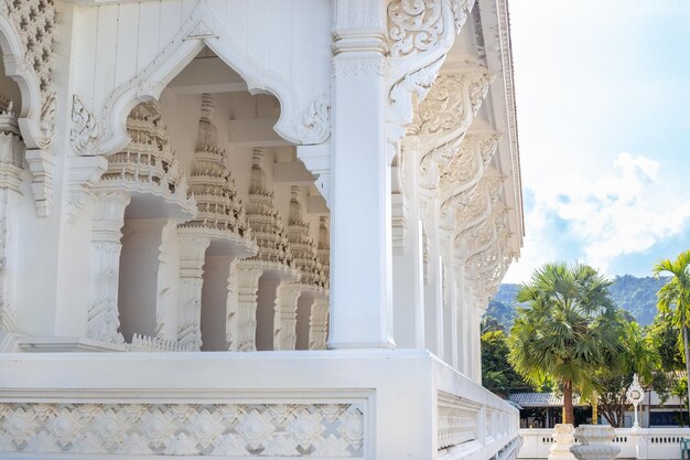 Foto bellissimo tempio buddista bianco wat sawang arom a koh samui in thailandia