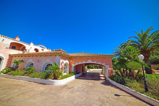 Foto bellissimo edificio in costa smeralda sardegna