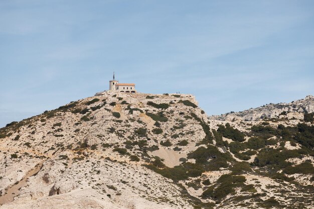 Photo beautiful building stands high on a cliff near marseille