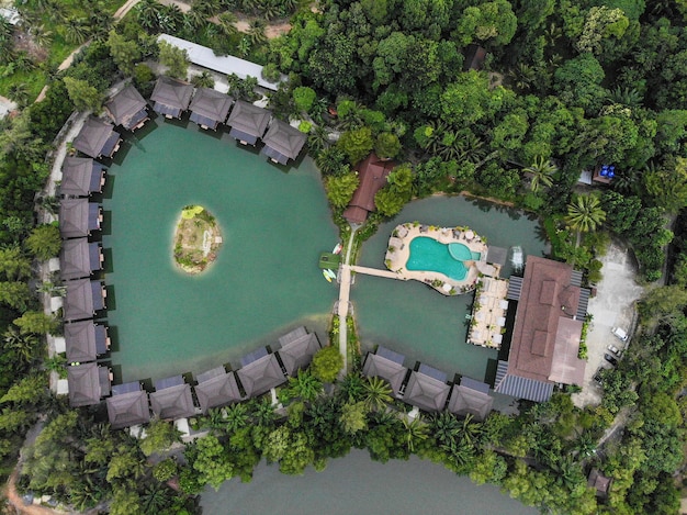 高床式の美しいバンガロー。緑の熱帯の風景とクリスタルブルーの水。空中写真