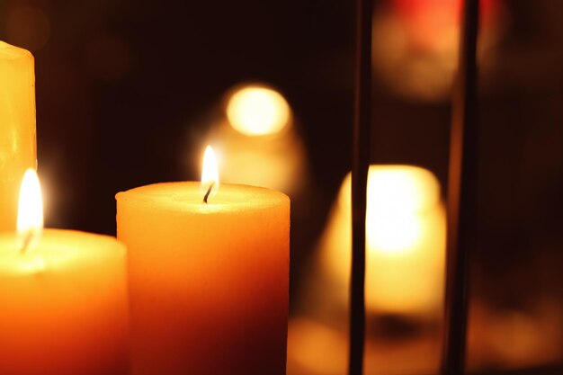 어둠의 근접 촬영에서 아름 다운 타는 촛불