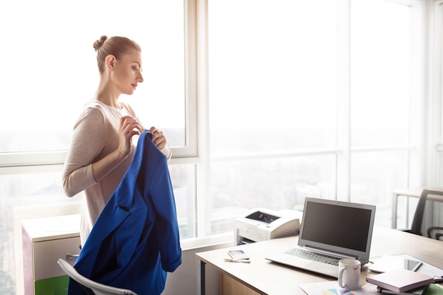 Photo beautiful business woman has put off her jacket