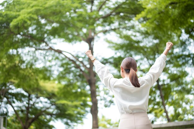 写真 美しいビジネス女性は成功した屋外です