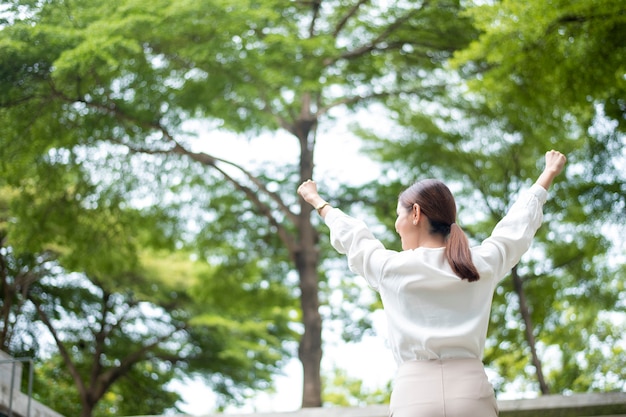 写真 美しいビジネス女性は成功した屋外です