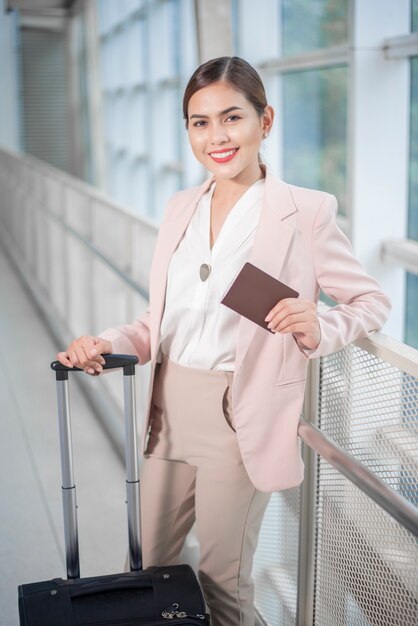 아름 다운 비즈니스 여자 공항, 비즈니스 여행 컨셉에 걷고있다