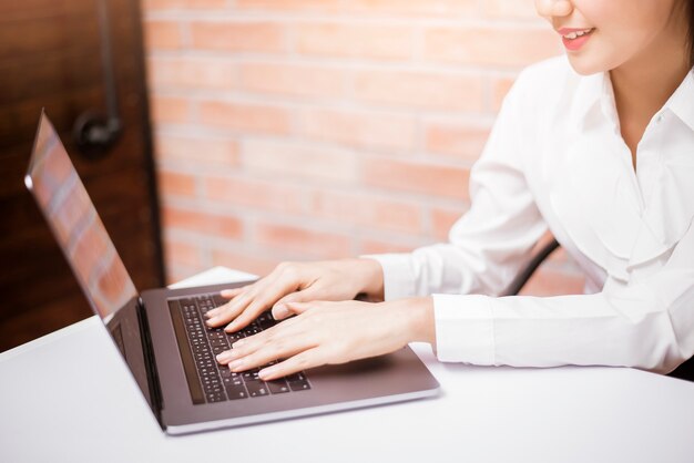 La bella donna di affari sta lavorando in ufficio