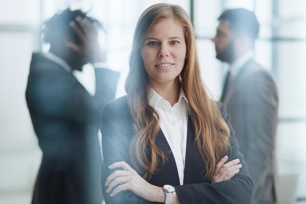 Photo beautiful business woman looking straight ahead with a smile