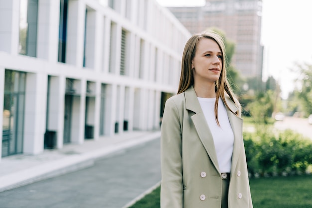 Photo beautiful business woman walking in city street