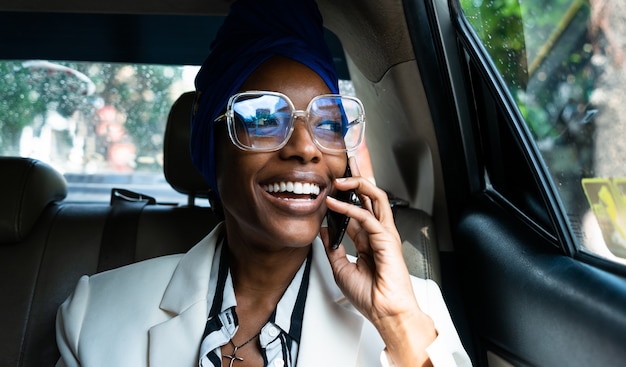 공항으로 운전하는 아름다운 비즈니스 여성, 직장 여행을 떠나십시오. 스마트폰을 사용하여 전화 걸기