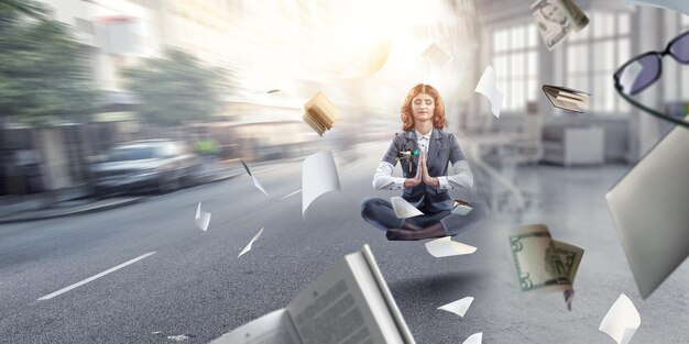 Foto bella donna d'affari che medita, mantieni la calma, senza stress. tecnica mista