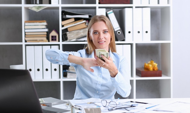 Photo beautiful businesswoman portrait scattering money