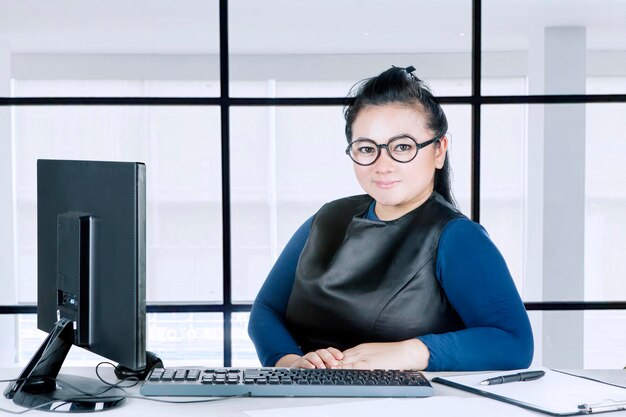 Photo beautiful businesswoman posing at camera proudly