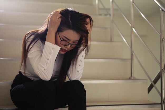 Photo beautiful businesswoman sad after receiving bad news about her investment.