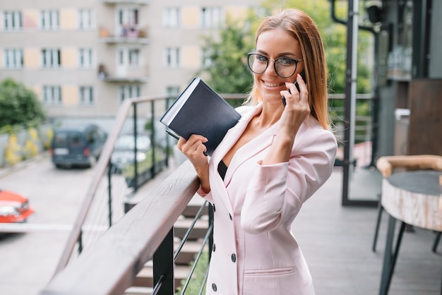 Bella imprenditrice utilizzando il telefono