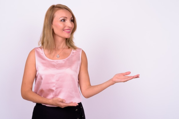 Foto bella imprenditrice con i capelli biondi contro il muro bianco