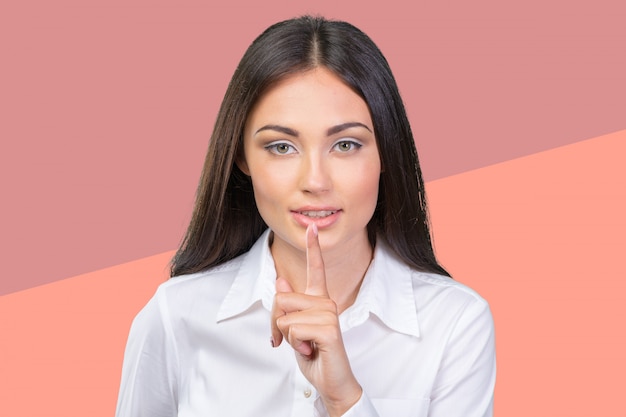 Photo beautiful businesswoman with finger on lips