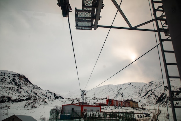 타지키스탄의 스키를 타는 사람들을 위한 아름다운 케이블카