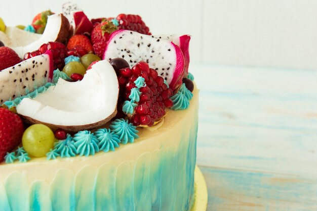 Красивый торт с ягодами и фруктами. Крупный план