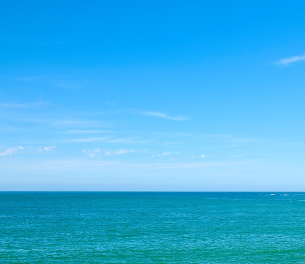 Красивый спокойный и тихий вид на пляж, океан и море на фоне ясного голубого неба копируют космический фон в солнечный день Мирный живописный и спокойный пейзаж, чтобы насладиться расслабляющим отдыхом на побережье