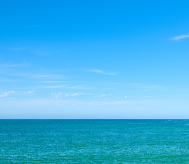 晴れた日の澄んだ青い空のコピースペースの背景に対してビーチの海と海の美しい穏やかで静かな景色リラックスした海岸の休暇を楽しむための静かな景色と静かな風景