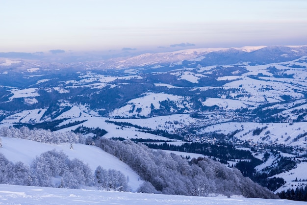 常緑樹林と真っ白な雪に覆われた美しいカルパティア山脈は、力強いふわふわの雲の下に守られています