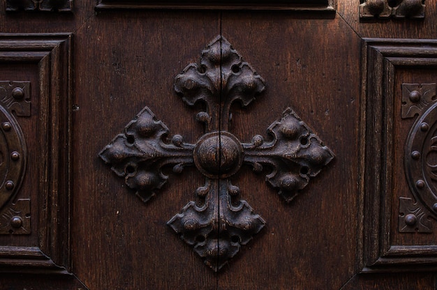 古い木製のドアの美しい彫刻