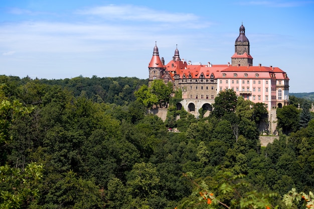 ポーランドの町Walbrzychの近くの丘の上にある美しい城ZamekKsiaz