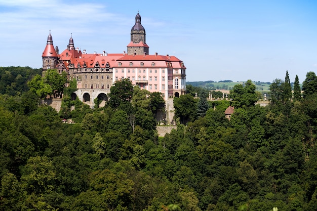 ポーランドの町Walbrzychの近くの丘の上にある美しい城ZamekKsiaz