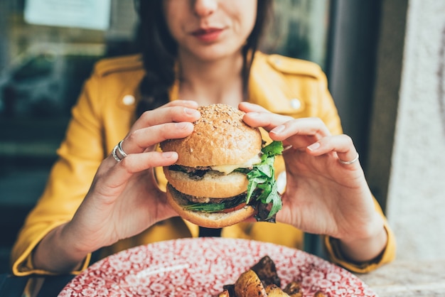 美しい白人の女性が食べる