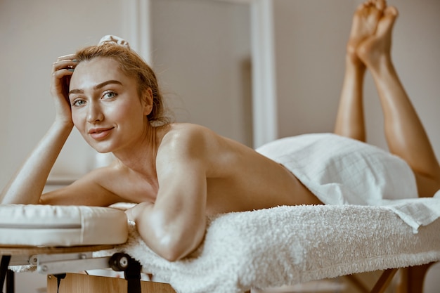Фото Красивая кавказская женщина в салоне тренера массажиста