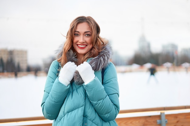 美しい白人女性の冬のポートレート