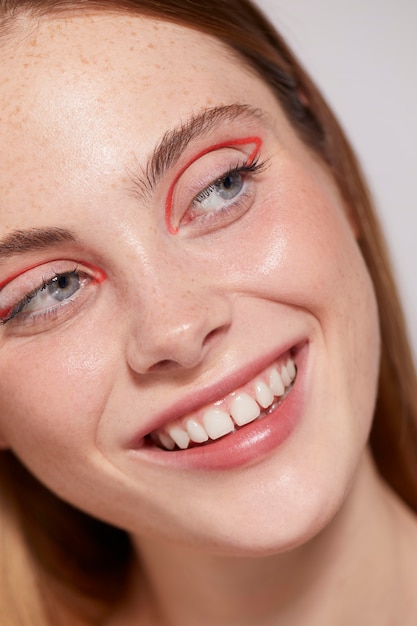 Photo beautiful caucasian woman with red eyeliner