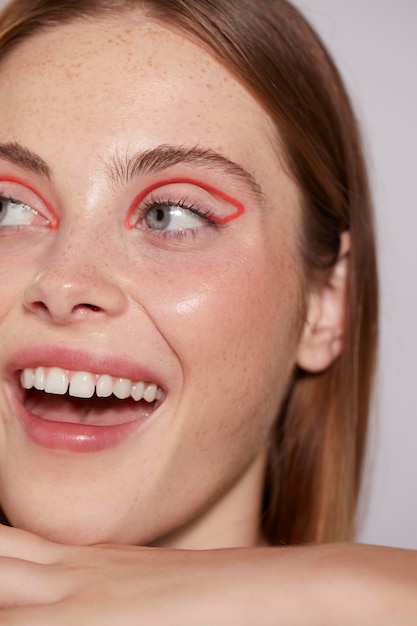 Photo beautiful caucasian woman with red eyeliner