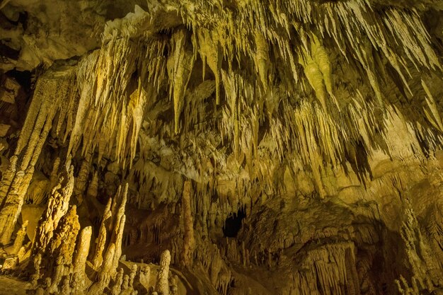 Foto bella grotta con stalattiti