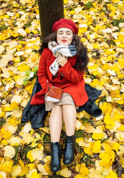 Foto bellissimo ritratto cenitale di una donna nel parco autunnale