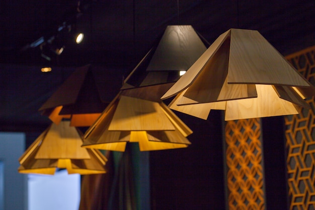 Foto bellissimo lampadario lampadario di lusso costoso appeso sotto il soffitto