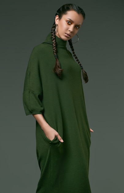 Фото Красивая очаровательная испанская девушка в длинном зеленом платье