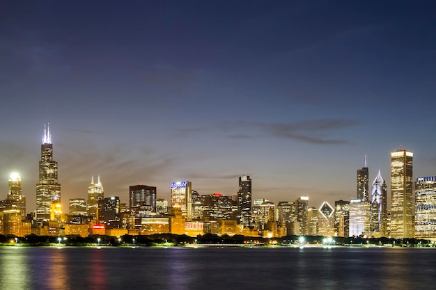米国イリノイ州夜の美しいシカゴのスカイライン