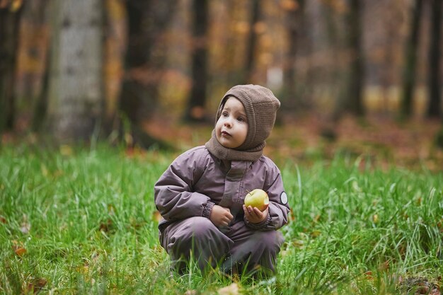 Красивый ребенок в лесу в Дании
